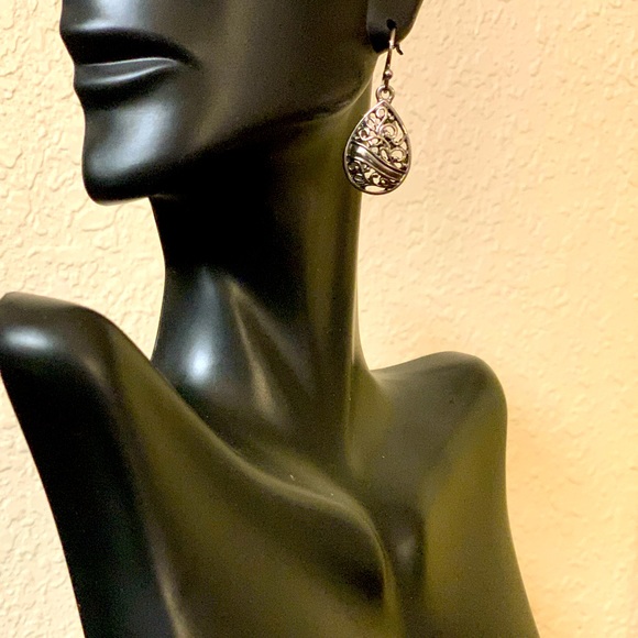 Lia Sophia Earrings - Picture 2 of 3